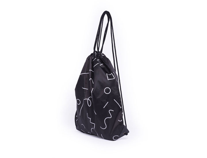 sac reutilisable publicitaire personnalise en nylon noir avec un design graphique pour la marque Sandro