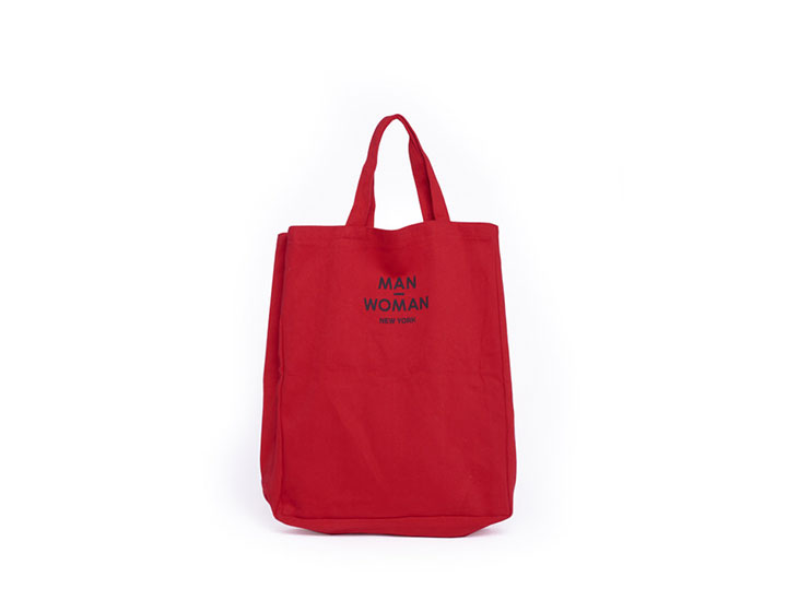 Tote bag personnalise teinté en rouge, type sac en coton publicitaire pour la marque Man Woman